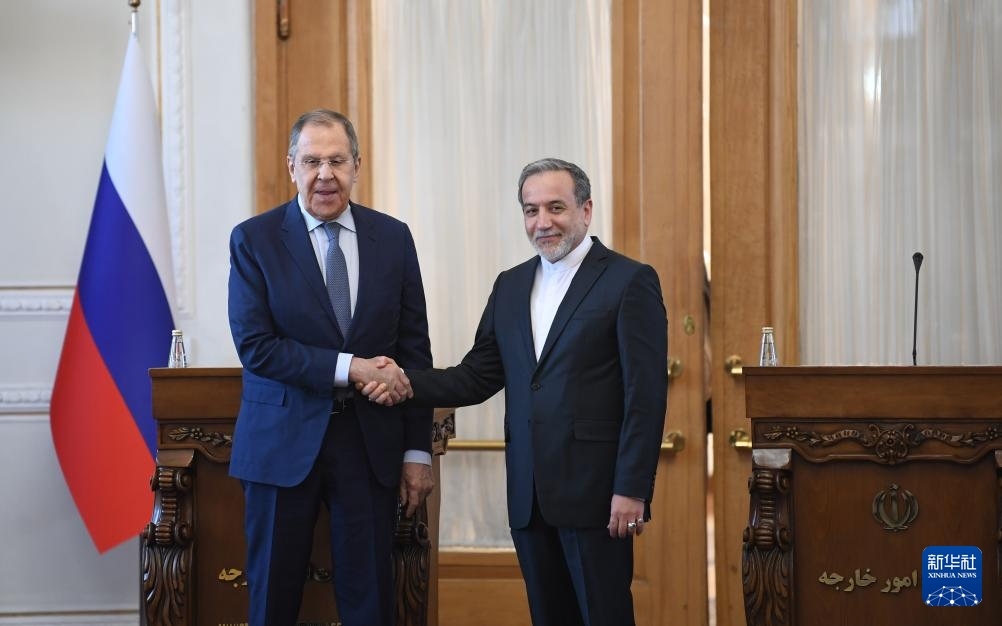 2月25日，在伊朗德黑蘭，伊朗外交部長阿拉格齊（右）與俄羅斯外長拉夫羅夫出席聯(lián)合新聞發(fā)布會(huì)。新華社記者 沙達(dá)提 攝