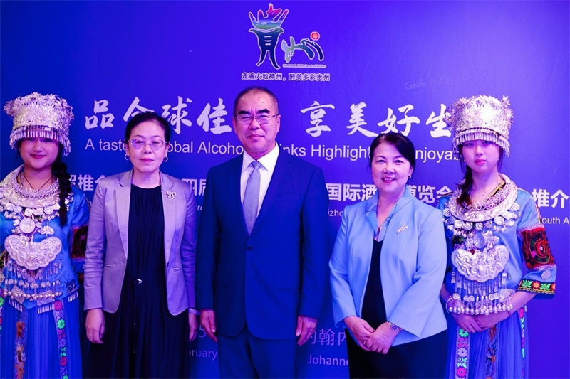 潘慶江總領(lǐng)事與王洪波秘書長合影。（南非貴州商會(huì)供圖）