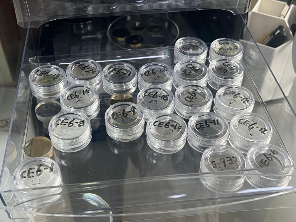 包含嫦娥六號樣品的樹脂靶。新華社記者 溫競華 攝