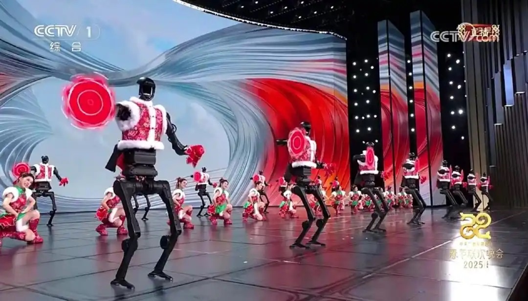 △今年春晚，宇樹(shù)科技人形機(jī)器人身穿東北特色的花棉襖扭秧歌，呈現(xiàn)出全新視覺(jué)效果。