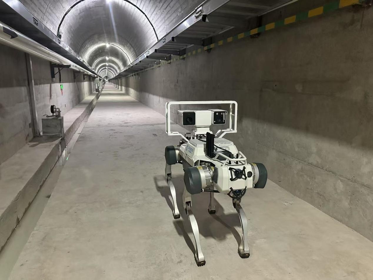 機器人正在對大壩廊道進行巡檢，重點監(jiān)測裂縫，滲水點，積水等。水利部供圖