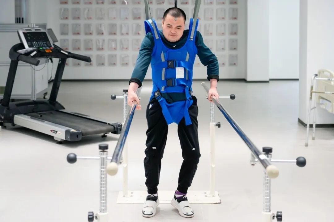 在術(shù)后第14天，患者依靠自身運動意圖行走。復(fù)旦大學(xué)供圖