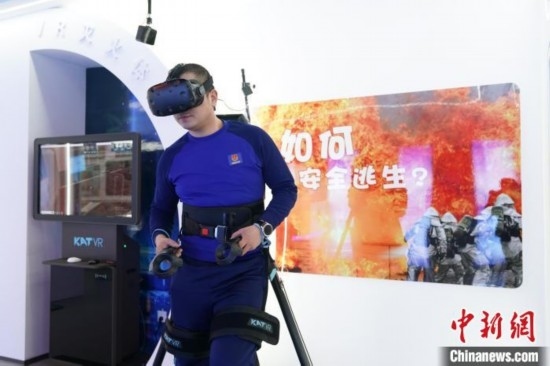 圖為消防員利用VR展示火災(zāi)如何逃生。中新社記者 趙宇航 攝
