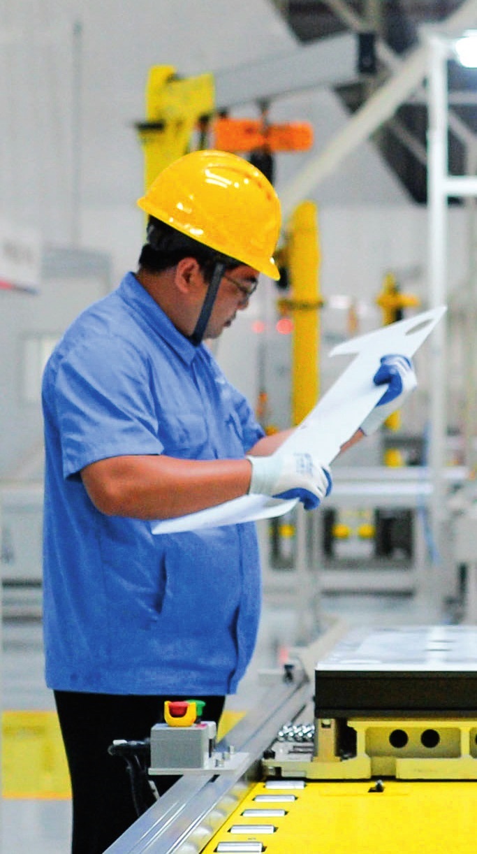 工人在位于廣東珠海的緯景儲(chǔ)能珠?！俺珿工廠”工作（2024年5月19日攝）。李任滋攝/本刊