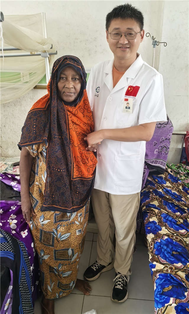 術(shù)后第二天患者即能站立。中國(guó)援桑醫(yī)療隊(duì)供圖