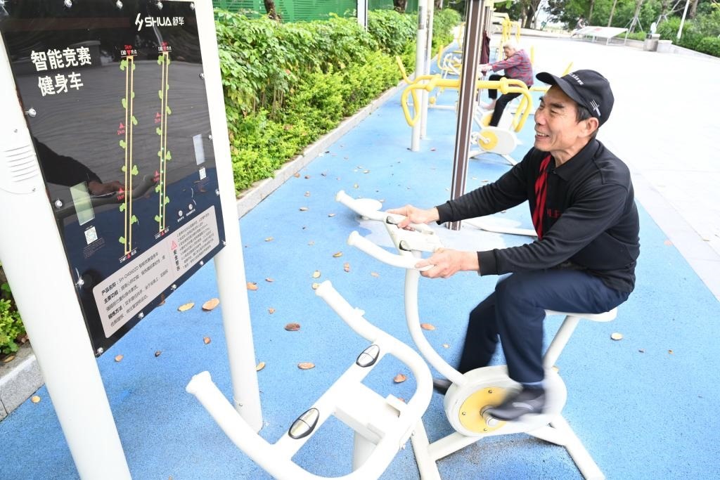 2023年4月24日，市民在福州市鼓樓區(qū)西河智慧體育公園使用智能競賽健身車。新華社記者 林善傳 攝