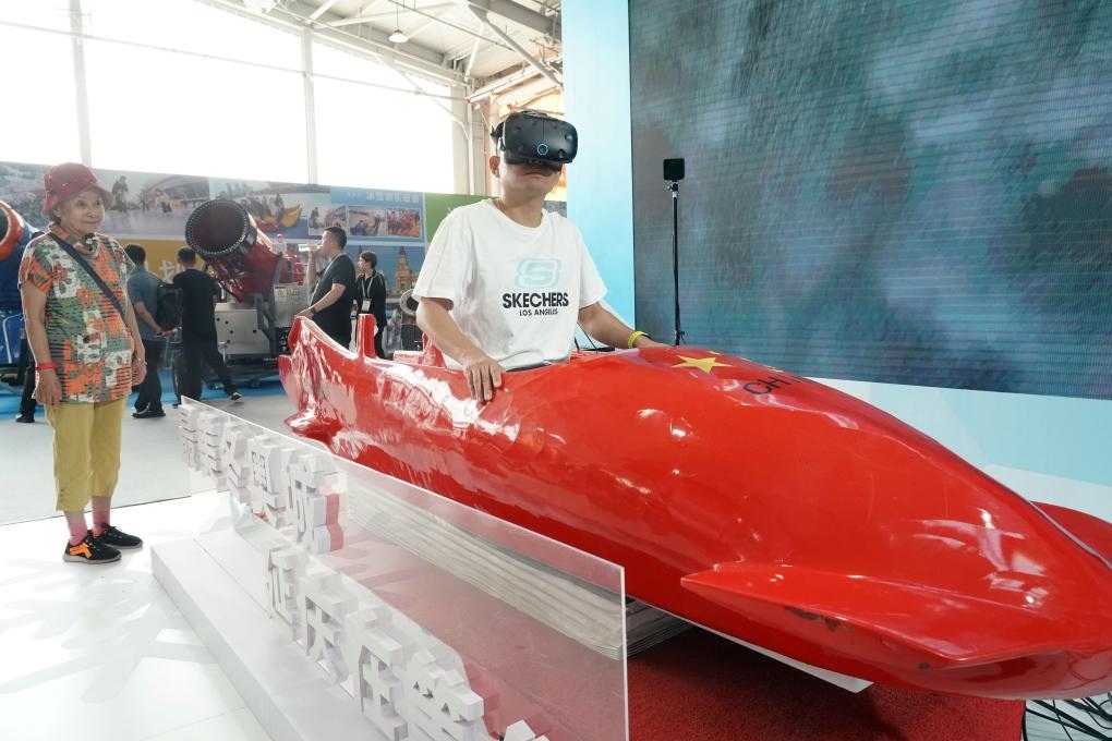 2023年9月15日，觀眾在2023國際冬季運(yùn)動（北京）博覽會現(xiàn)場通過VR設(shè)備體驗(yàn)雪車。新華社記者 任超 攝