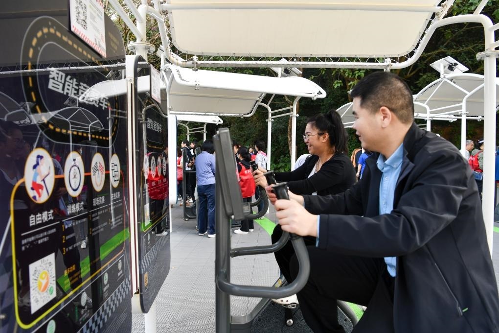 2024年1月20日，市民在蓮花山公園西區(qū)室外智能健身房參加競賽活動。當(dāng)日，深圳市室外智能健身競賽活動舉行。新華社記者 梁旭 攝