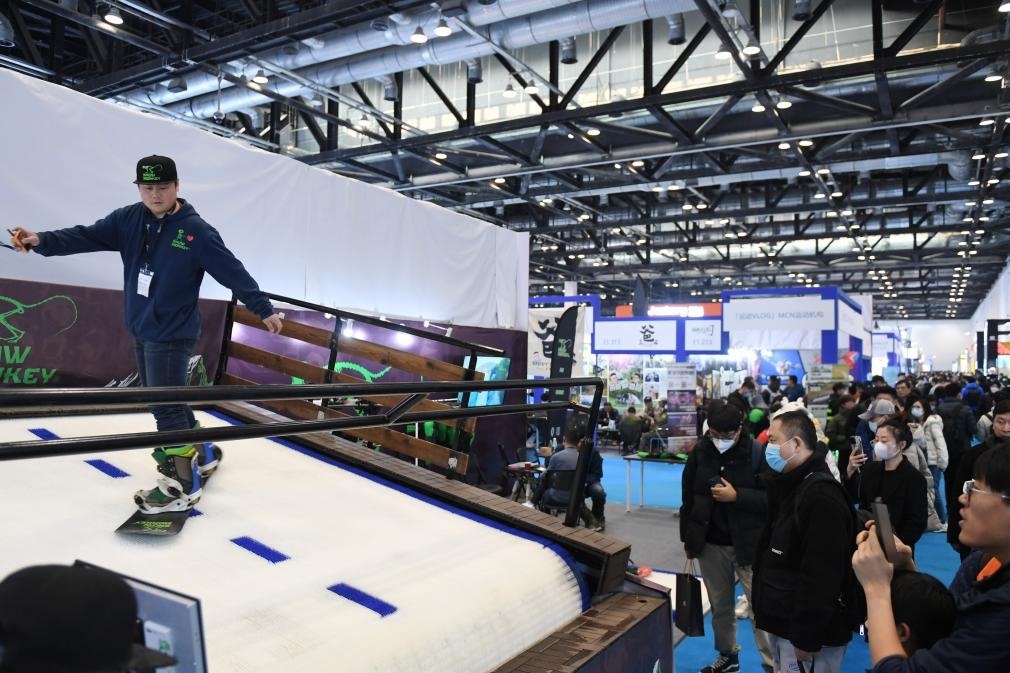2023年2月11日，參觀者在展會上了解一款模擬滑雪設(shè)備。當(dāng)日，2023亞洲運(yùn)動用品與時(shí)尚展在國家會議中心拉開帷幕。新華社記者 張晨霖 攝