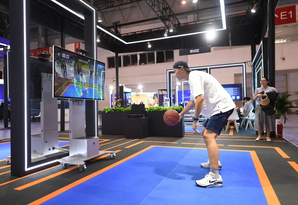 2023年8月25日，在HICOOL2023全球創(chuàng)業(yè)者峰會展覽展示區(qū)，觀眾體驗(yàn)AI智慧體育運(yùn)動系統(tǒng)。當(dāng)日，HICOOL2023全球創(chuàng)業(yè)者峰會在位于北京市順義區(qū)的中國國際展覽中心（新館）開幕。新華社記者 任超 攝