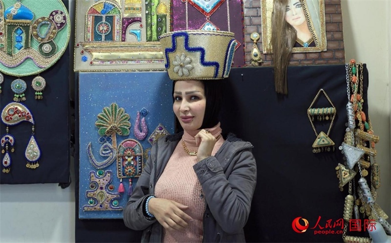 設(shè)計(jì)師展示亞述國王同款王冠。人民網(wǎng)伊納斯·易卜拉欣攝