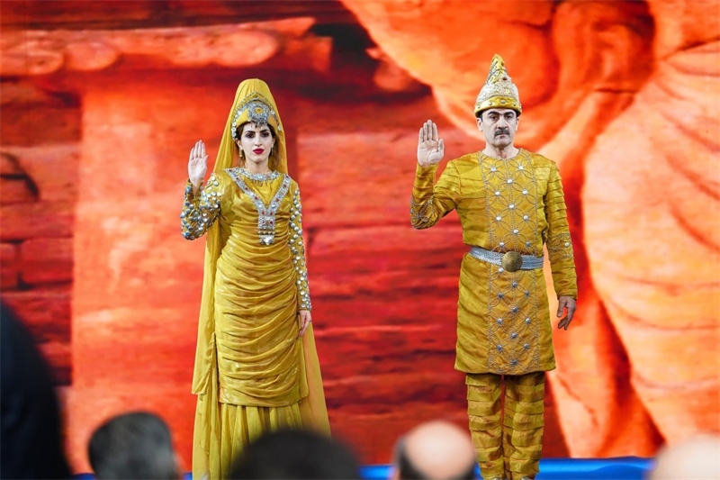 伊拉克時(shí)尚館舉辦的時(shí)裝展上，模特展示亞述時(shí)期服飾。伊拉克時(shí)尚館供圖