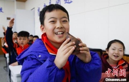 圖為學生在“國寶音樂會”社教課中體驗吹陶塤。中新社記者 馬銘言 攝