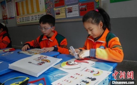 圖為學生參與“土族娃娃布貼畫”社教課。中新社記者 馬銘言 攝