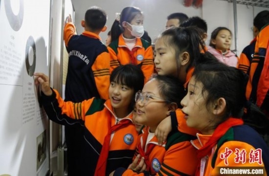 圖為學生參觀青海省博物館“1+3”主題流動展覽，了解在青海喇家遺址出土的齊家文化 · 玉三璜聯(lián)璧。中新社記者 馬銘言 攝