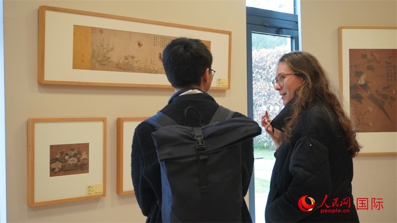 劍橋大學(xué)學(xué)者參觀宋畫特展。人民網(wǎng) 徐量攝