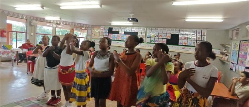 南非學(xué)生展示民族服飾，合唱《聽我說謝謝你》。