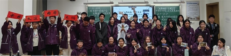 中南學(xué)生合影留念。