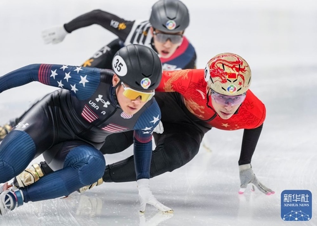 中國(guó)隊(duì)選手劉少昂（右）在比賽中。新華社記者 孫非 攝