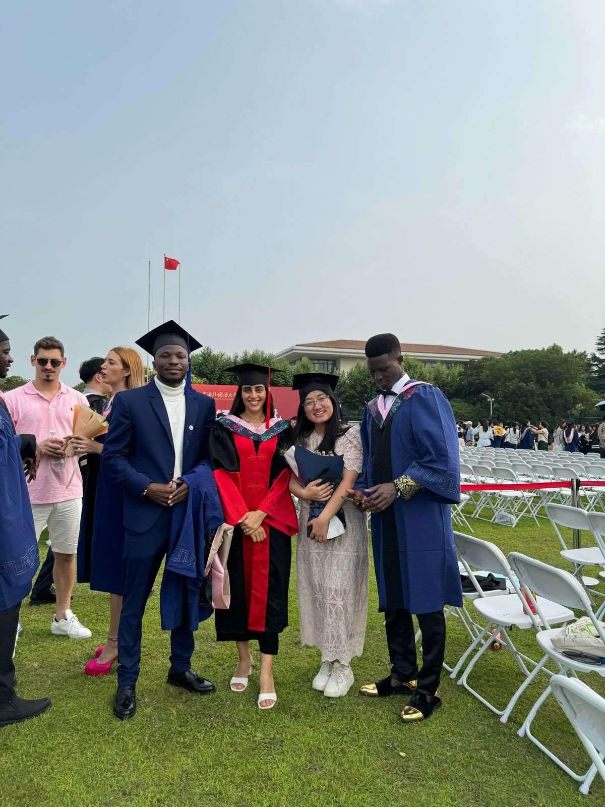 卡友琪（右三）在中國獲得學(xué)位后與同學(xué)合影。受訪者供圖