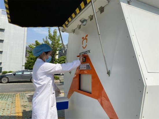 醫(yī)院接收無(wú)人機(jī)送來(lái)的醫(yī)療樣本。受訪者供圖