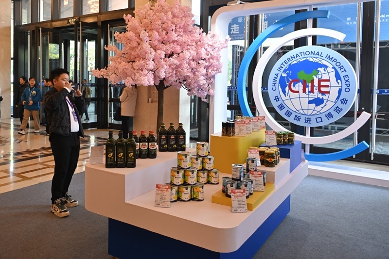 參會嘉賓在“進博會走進湖北”活動主題推介會展區(qū)拍攝。人民網(wǎng)記者 翁奇羽攝