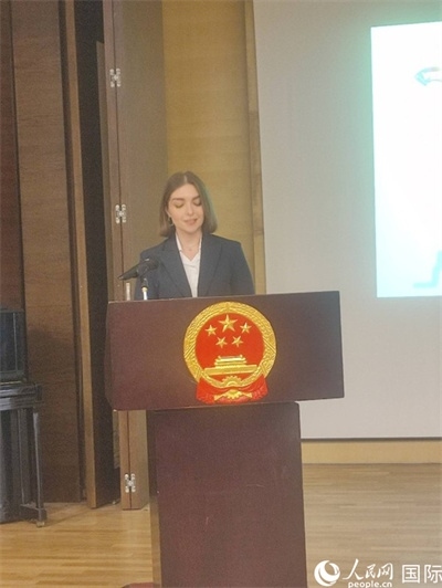 意方學(xué)生代表白綺花發(fā)言。人民網(wǎng)記者 鄭彬攝