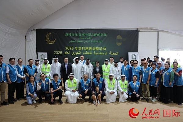 活動(dòng)現(xiàn)場(chǎng)，中阿雙方合影留念。人民網(wǎng)記者 張志文攝