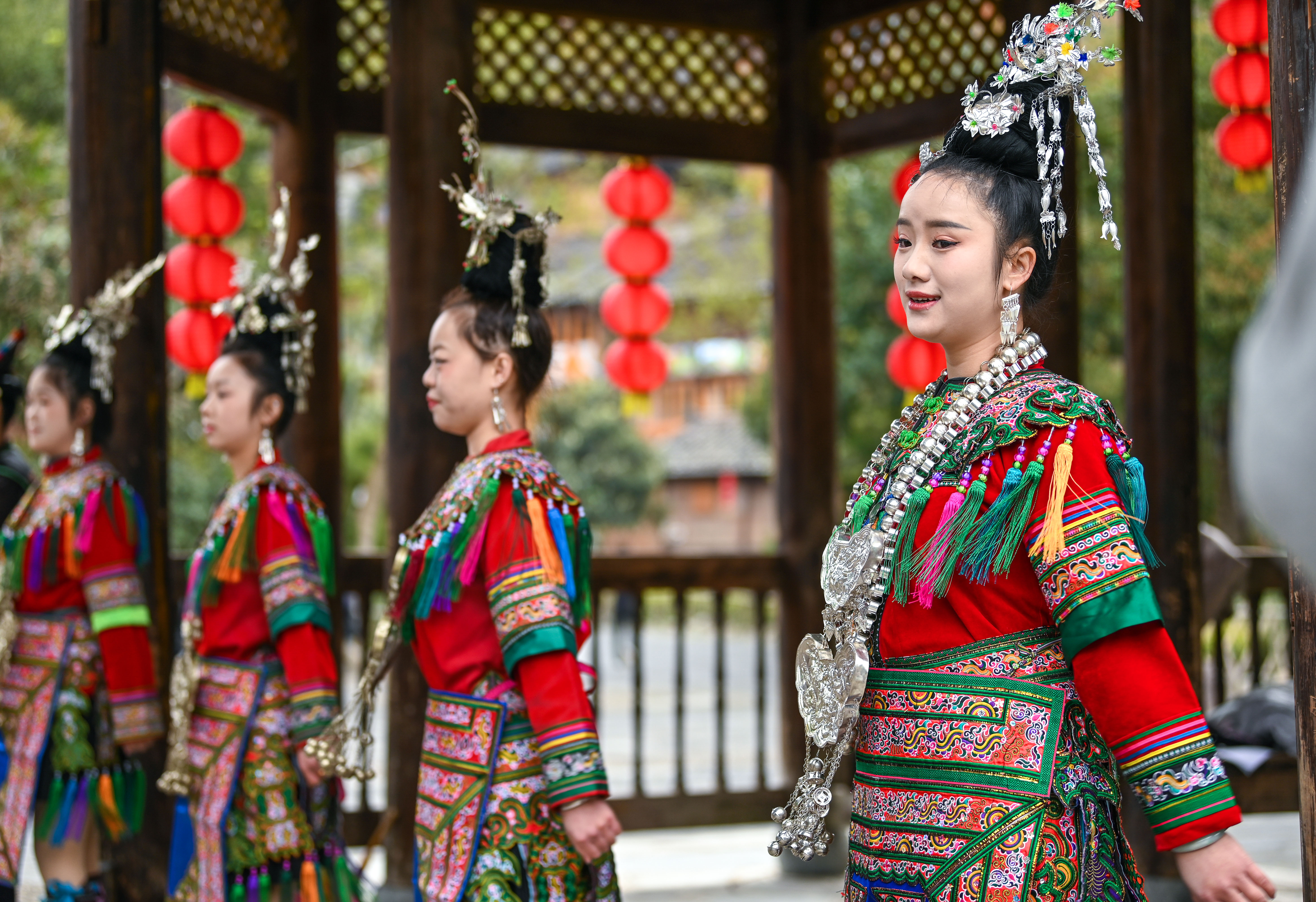  2025年3月18日，侗族群眾在貴州省黎平縣肇興侗寨給游客演唱侗族大歌。