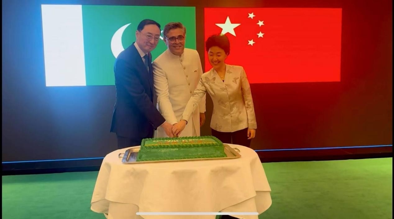 外交部副部長孫衛(wèi)東（左）、巴基斯坦駐華大使卡里爾·哈什米（中）、中聯(lián)部副部長孫海燕（右）共切蛋糕。巴基斯坦駐華大使館供圖