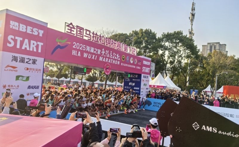 參賽選手沖出起跑線。 人民網記者 楊磊攝