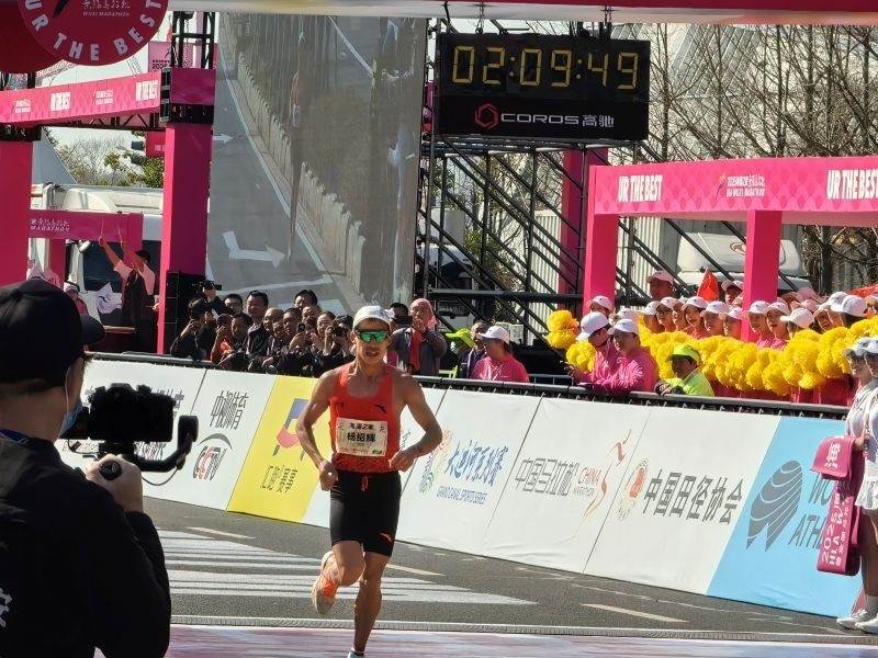 楊紹輝通過比賽終點。 人民網記者 楊磊攝