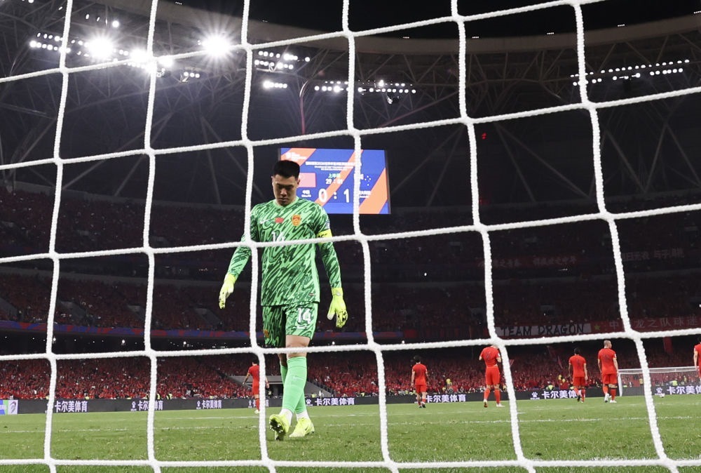 3月25日，中國(guó)隊(duì)守門員王大雷在球隊(duì)丟球后。新華社記者 曹燦 攝