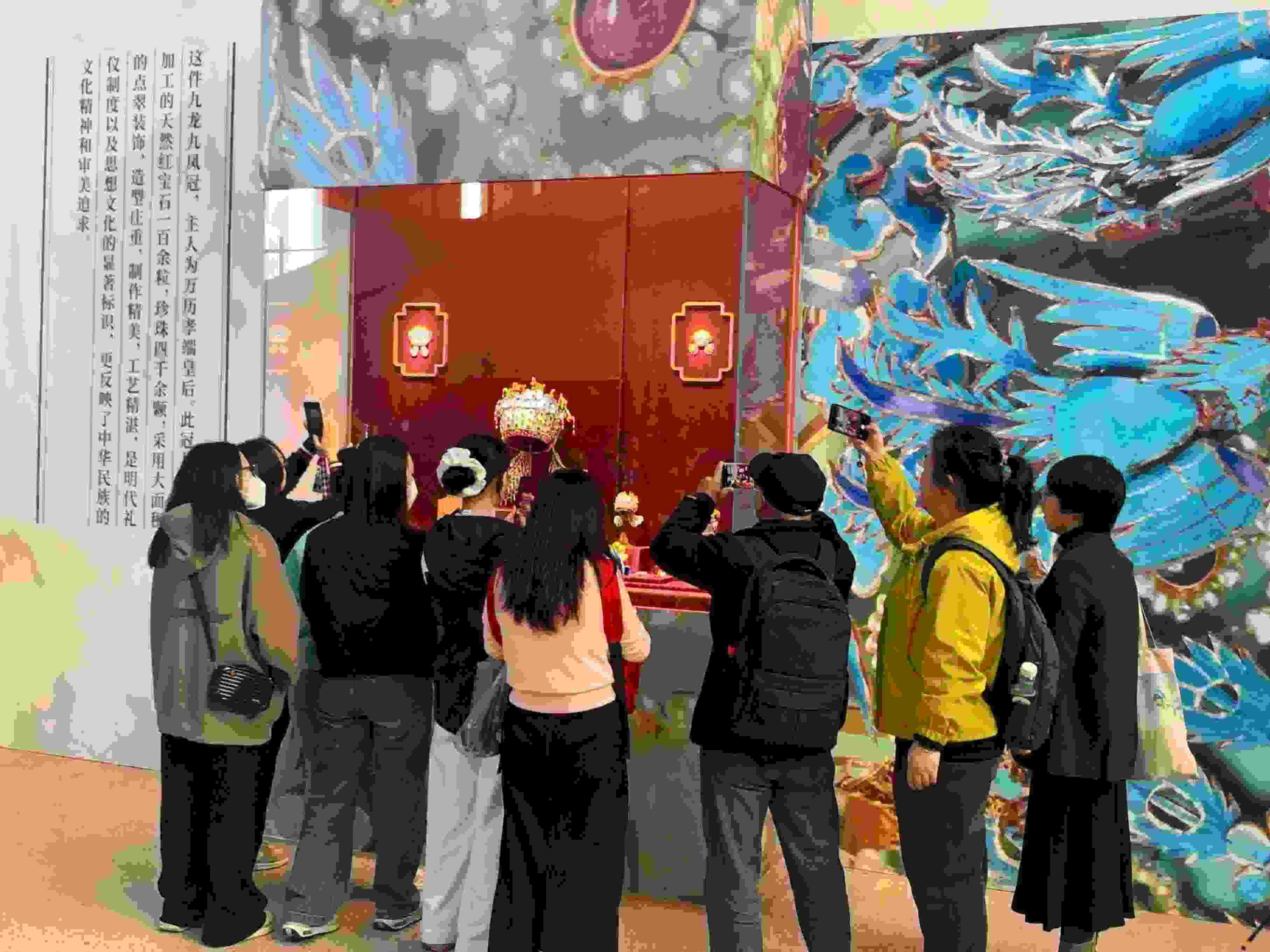 觀眾參觀國博鳳冠系列文創(chuàng)產(chǎn)品。人民網(wǎng)記者 劉穎穎攝