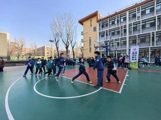 北京師范大學(xué)實(shí)驗(yàn)小學(xué)開展跳繩比賽。