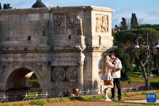 3月25日，在意大利羅馬，情侶在君士坦丁凱旋門前留影。新華社記者 李京 攝