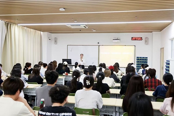 深圳職業(yè)技術(shù)大學黨委副書記、校長許建領(lǐng)為學生授課。學校供圖