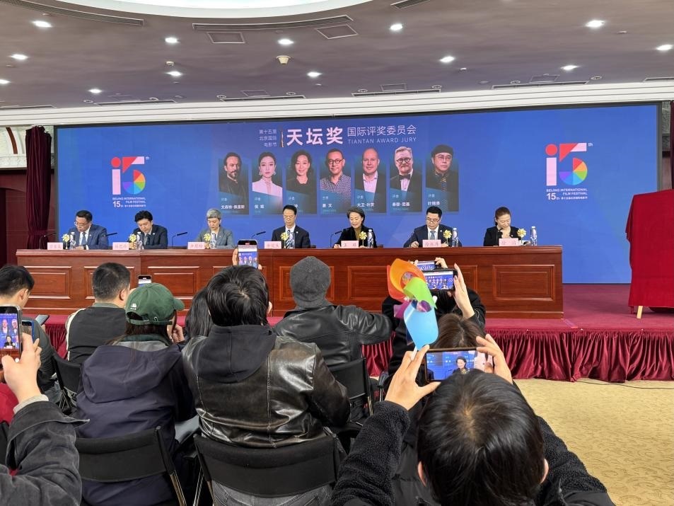 發(fā)布會(huì)現(xiàn)場公布本屆天壇獎(jiǎng)國際評(píng)委會(huì)陣容。人民網(wǎng)記者 劉微攝