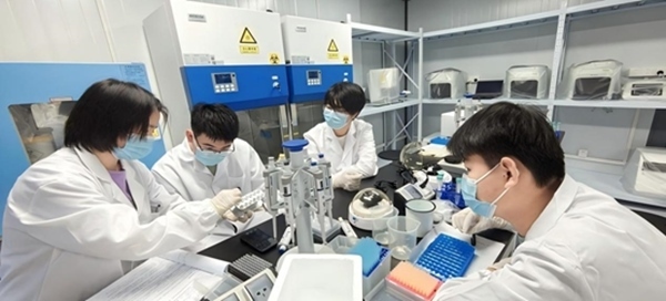 “個(gè)體基因解密實(shí)驗(yàn)”預(yù)實(shí)驗(yàn)課堂。東華大學(xué)供圖