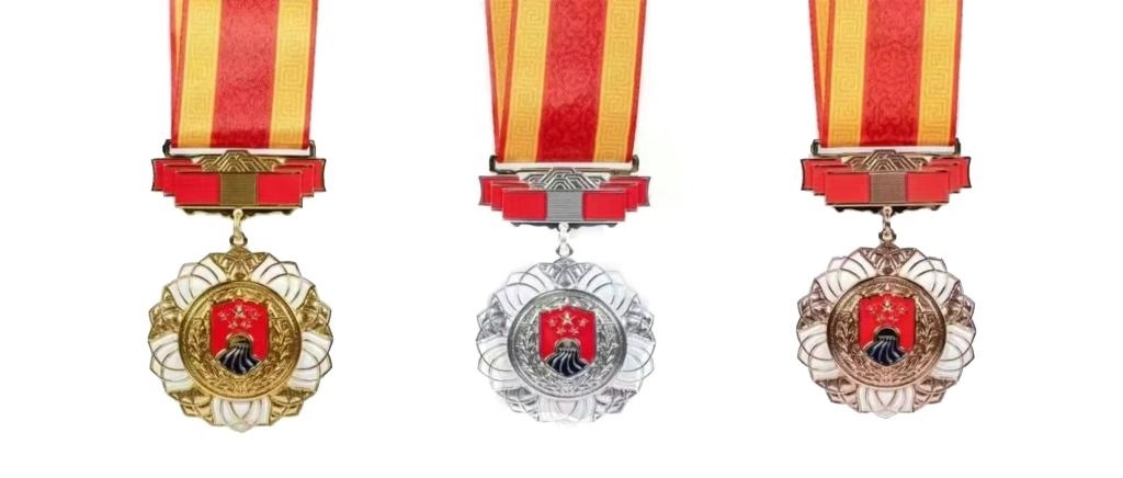 圖為戍守邊疆金質(zhì)、銀質(zhì)、銅質(zhì)紀(jì)念章。（國(guó)家移民管理局供圖）