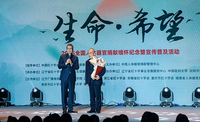 中國(guó)紅十字會(huì)副會(huì)長(zhǎng)白巖松在現(xiàn)場(chǎng)采訪“人民英雄”張定宇教授。主辦方供圖