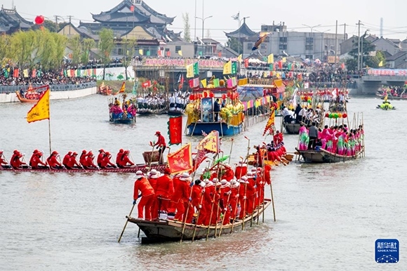 ?4月4日，選手在參加茅山會船盛會 。?新華社發(fā)（楊玉崗 攝）
