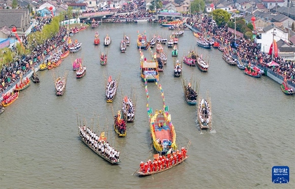 ?4月4日，選手在參加茅山會船盛會（ 無人機照片）。?新華社發(fā)（顧繼紅 攝）