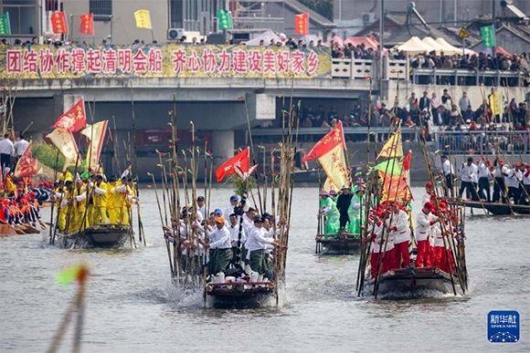 ?4月4日，選手在參加茅山會船盛會。新華社發(fā)（湯德宏 攝）