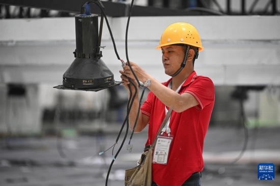 4月4日，工作人員在海南國際會展中心內(nèi)布設燈光。