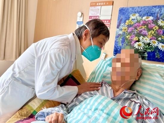 秦苑查房時詢問患者情況。人民網(wǎng) 陳葉欣攝