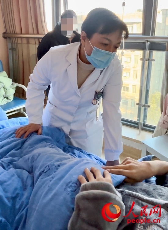 鄧茜查房時詢問患者情況。人民網(wǎng)記者 金慧慧攝