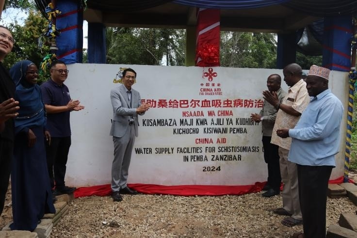 中國援助桑給巴爾血吸蟲病防治技術(shù)項目安全供水工程揭牌儀式日前在當(dāng)?shù)嘏e行。 施亮攝
