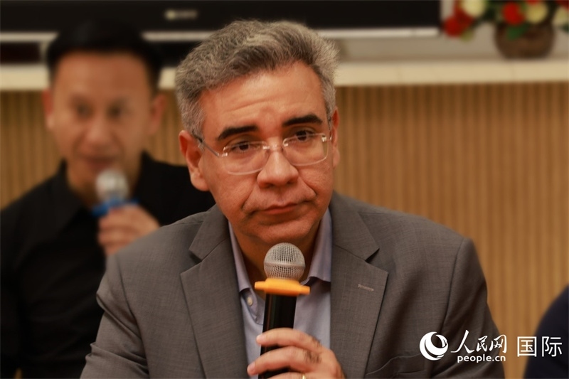 巴西弗魯米嫩塞聯(lián)邦大學(xué)教授、中國問題專家埃萬德羅·卡瓦略在座談會上致辭。人民網(wǎng)記者 陳海琪攝