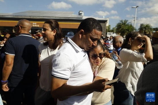  4月8日，人們聚集在多米尼加首都圣多明各的夜總會(huì)屋頂坍塌事故現(xiàn)場附近。新華社發(fā)